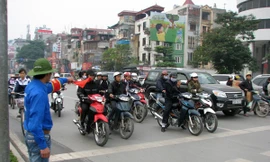 Chiến sĩ cảnh sát áo xanh đang làm nhiệm vụ