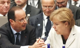 Tổng thống Pháp Hollande và Thủ tướng Đức Merkel trao đổi tại Hội nghị NATO ở Chicago ngày 21-5 - Ảnh: Reuters