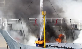 Cứu tàu cháy và người rơi xuống biển