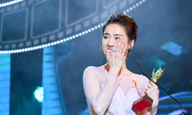Nhã Phương bật khóc khi lên sân khấu nhận giải Cánh diều vàng. Ảnh: Zing