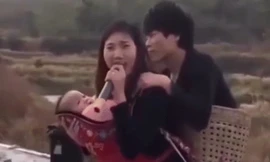 Xúc động hình ảnh người vợ bế con, cõng chồng hát rong mưu sinh