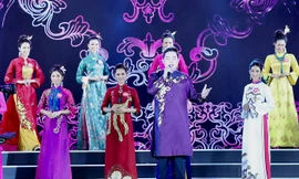 Quang Lê hát liên khúc "Lý mười thương" và "Áo hoa" trong đêm thi “Người đẹp Biển & Người đẹp Du lịch” của Hoa hậu Việt Nam 2018. Ảnh: Hồng Vĩnh