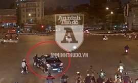 Hình ảnh chứng minh hành vi ngông cuồng của lái xe bán tải, khi cố tình đánh lái, nhấn ga để đâm va người đi xe máy