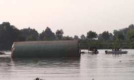 Hiện trường vụ lật sà lan.