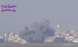 Không lực Nga ném bom phiến quân ở Kafr Zayta, thành phố phía bắc tỉnh Hama. Ảnh cắt từ video