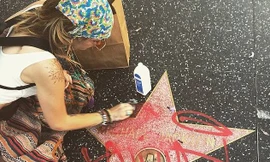 Paris Jackson kỳ cọ ngôi sao tên cha ở Đại lộ danh vọng và bất ngờ...
