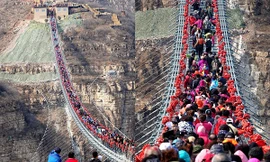 Những hình ảnh chụp hàng trăm người đi trên một chiếc cầu treo bằng kính trong suốt vào hôm thứ Ba (20/3) thực sự khiến nhiều người phải “đau tim”.