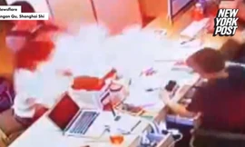 Khoảnh khắc iPhone phát nổ, phụt lửa vào mặt khách hàng