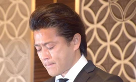 Tài tử gạo cội Yamaguchi Tatsuya trong buổi họp báo về scandal quấy rối tình dục nữ sinh cấp 3. Ảnh: Sina