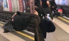 Hai người đàn ông say xỉn ngã xuống đường tàu.