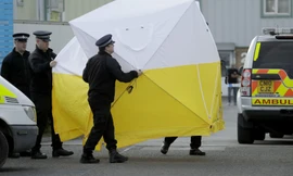 Cảnh sát Anh làm việc tại hiện trường vụ Skripal. Ảnh: AP