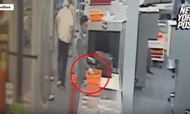 Nhân viên an ninh sân bay Thái Lan ăn cắp tiền của hành khách. Ảnh cắt từ video