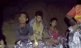 Các thành viên đội bóng thiếu niên mắc kẹt bên trong hang Tham Luang. (Nguồn: THX/TTXVN)