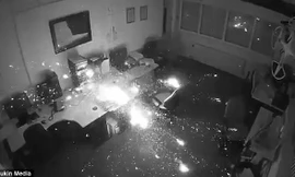 Laptop nổ trong lúc sạc.