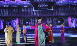 Thí sinh Hoa hậu Việt Nam khoe dáng với áo dài ‘Nét vàng son’