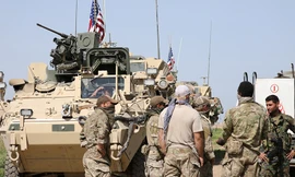 Lực lượng dân quân người Kurd và lính Mỹ có mặt tại thị trấn Darbasiya, Syria, gần biên giới với Thổ Nhĩ Kỳ. Ảnh: Reuters