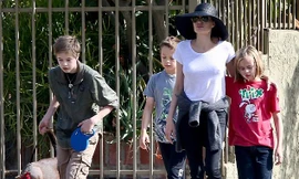 Angelina Jolie đưa 3 con ruột đi dạo, dập tắt tin đồn không hoà thuận