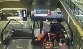 Khoảnh khắc bà tuột tay làm rơi cháu xuống thang cuốn. Ảnh cắt từ clip