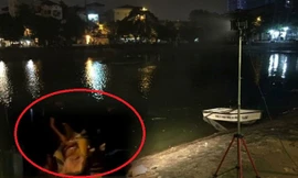 Thợ lặn vớt thi thể nạn nhân.