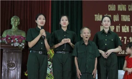 Xúc động lắng nghe cựu văn công mất trí nhớ hát tặng thí sinh HHVN 