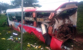 Xe khách giường nằm rách bươm sau vụ tai nạn. Ảnh: Thiện Nhân.