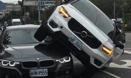 Hai chiếc xe có biển số giống nhau, là của một cặp vợ chồng.