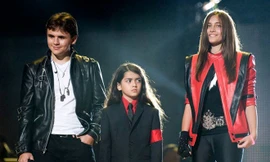 3 người con của Michael Jackson: Prince (SN 1997), Paris (SN 1998, phải) và Blanket Jackson (2002, giữa).
