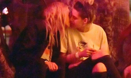 Kristen Stewart ôm hôn tình đồng giới đắm đuối giữa chốn đông người