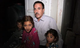 Ông Khalid và các cháu trai, cháu gái. Ảnh: BBC.