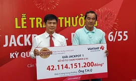 Người đàn ông ở Cần Thơ không che mặt khi nhận 42 tỷ đồng Vietlott