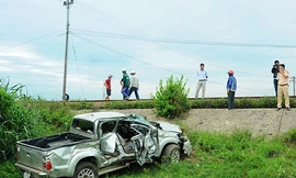 Ôtô lật ngửa, rớt xuống ruộng sau khi bị tàu hỏa húc văng. Ảnh: Thạch Thảo.