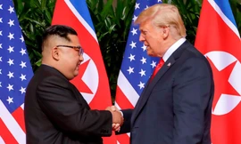 Tổng thống Trump bắt tay Chủ tịch Kim trong lần đầu gặp mặt ở Singapore.