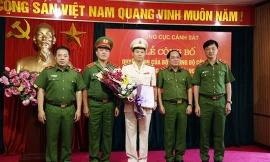 Trung tướng Trần Văn Vệ chúc mừng Đại tá Trần Ngọc Hà - Ảnh: CAND