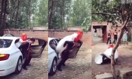 Mất đà, chú rể cõng cô dâu ngã lăn xuống đất