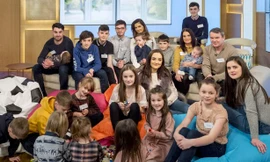 Hình ảnh của đại gia đình trong chương trình This Morning (Ảnh: Ken McKay / ITV / REX / Shutterstock)