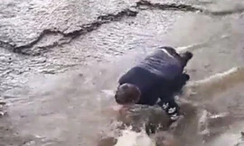 Bản tin 8H: Phẫn nộ clip cậu bé bại não bị ép nằm dưới bùn ‘lót đường’