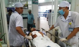 Anh Bình bị thương nặng do bình gas mini phát nổ. Ảnh: NĐT