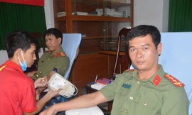 Đồng chí Diệp đang chuẩn bị hiến máu.