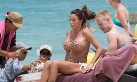 Katie Price "thả rông" khi đi nghỉ cùng bạn trai kém 15 tuổi ở Thái Lan.
