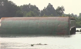 Hiện trường sà lan lật úp làm 3 người mất tích. Ảnh: SGGP