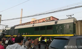 Đoàn tàu được cho là chở nhà lãnh đạo Kim Jong-un chạy qua thành phố Đan Đông của Trung Quốc. Nguồn: Weibo