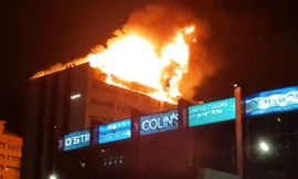 Khu vực căn hộ áp mái của toà nhà cao tầng ở Nga cháy lớn. Ảnh: Twitter