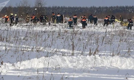 Nhân viên dịch vụ khẩn cấp làm việc tại hiện trường chiếc An-148 rơi. Ảnh: Sputnik