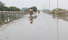 Đường 'xuyên biển' ở Hà Nội thông xe sau nửa tháng chìm trong nước lụt
