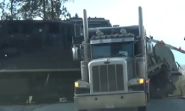 Khoảnh khắc tài xế chạy thoát trước khi xe tải bị tàu hoả kéo lê