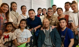 Nghệ sĩ Lê Bình, Mai Phương quyên tiền hỗ trợ soạn giả bị ung thư