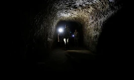 Một binh sĩ Quân đội Syria đi bộ trong đường hầm do khủng bố bỏ lại ở Jobar, Đông Ghouta. Ảnh: Reuters 