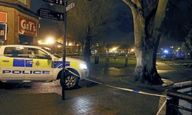 Xe cảnh sát đỗ gần hiện trường vụ cựu điệp viên Nga nghi bị trúng độc do tiếp xúc chất lạ. Ảnh: AP