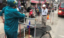 "Hố tử thần" trên mặt đường Võ Văn Ngân. Ảnh: KT