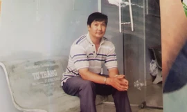 Hình ảnh người dân bị còng tay đưa về UBND xã.